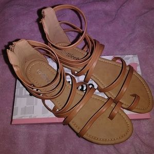 Weeboo size 8.5 brown sandlas